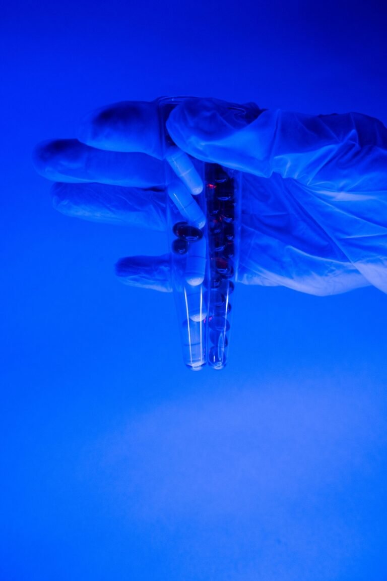 Muestras de cápsulas en tubos de laboratorio, imagen ilustrativa sobre análisis de sustancias y valor de la prueba forense.