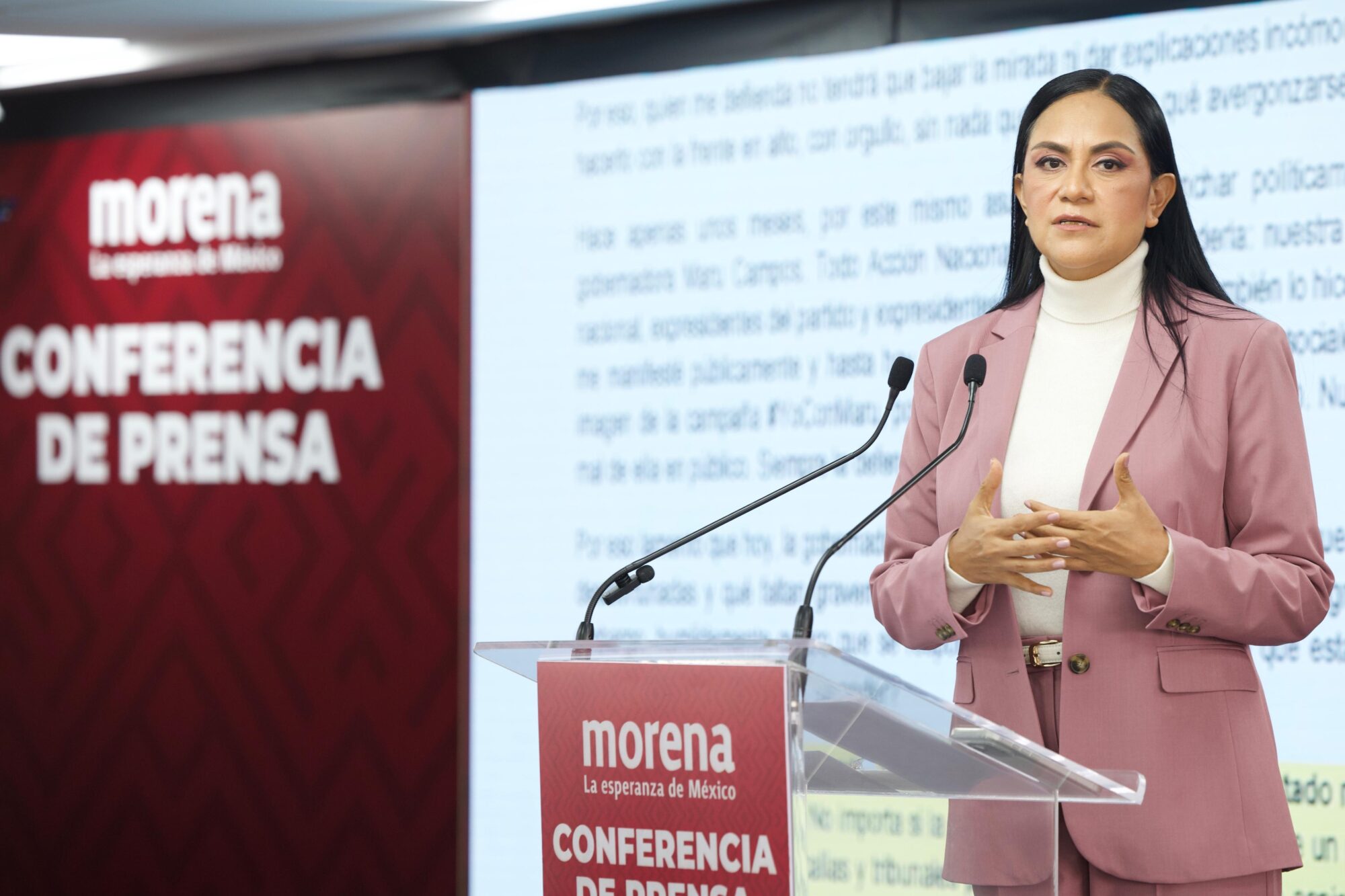 Ariadna Montiel durante la conferencia de prensa de Morena del 27 de octubre de 2026