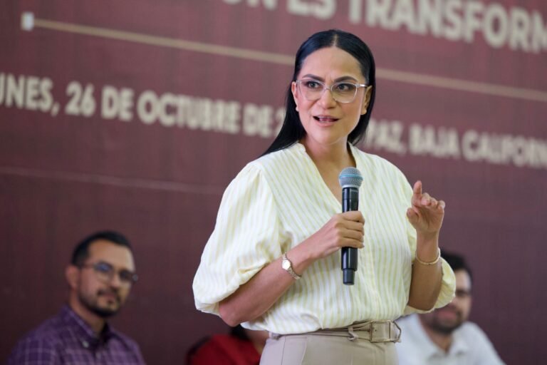 Ariadna Montiel habla ante asistentes en una actividad de Morena