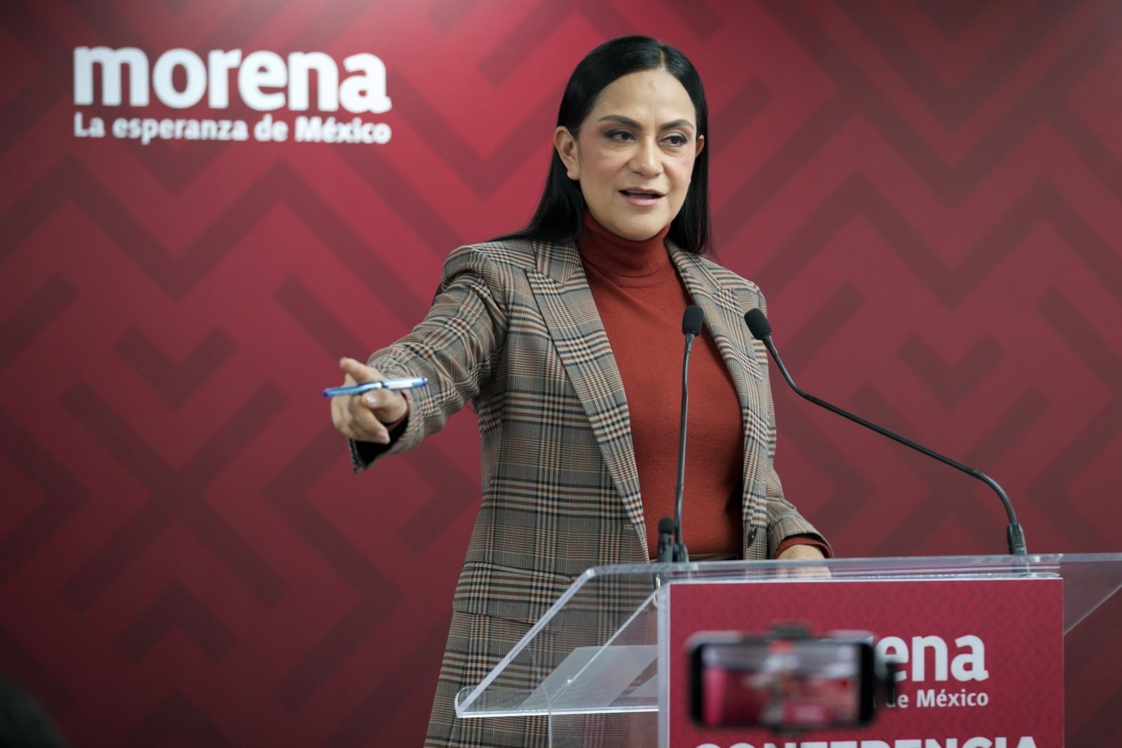 Ariadna Montiel durante una conferencia de Morena sobre las investigaciones del caso CIA en Chihuahua