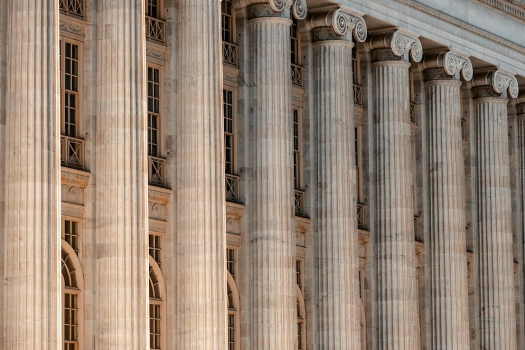 Edificio con columnas, fotografía ilustrativa sobre tribunales. No representa la sede del TFJA. Imagen: Colin Lloyd / Unsplash.