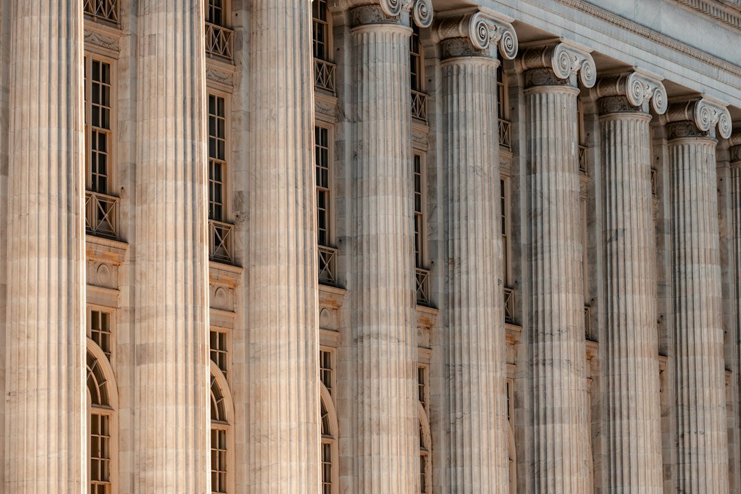 Edificio con columnas, fotografía ilustrativa sobre tribunales. No representa la sede del TFJA. Imagen: Colin Lloyd / Unsplash.