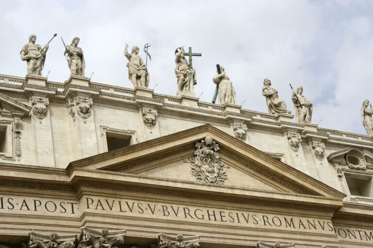 Vista de la fachada de la basílica de San Pedro en el Vaticano, imagen de archivo.