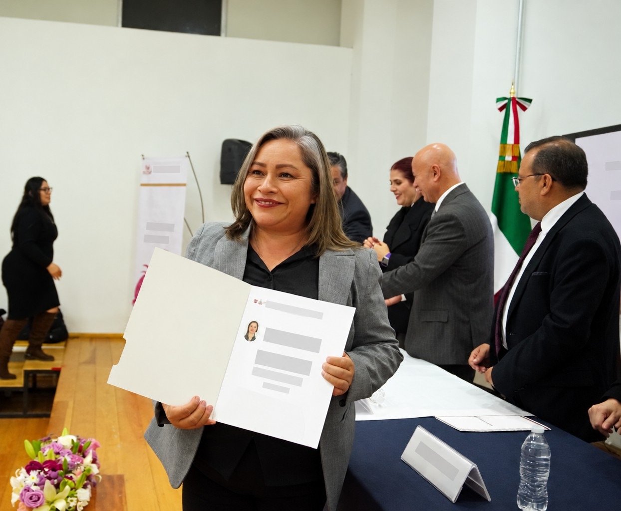 Entrega de una certificación durante el encuentro entre la EAP CDMX y la CAIMFS.