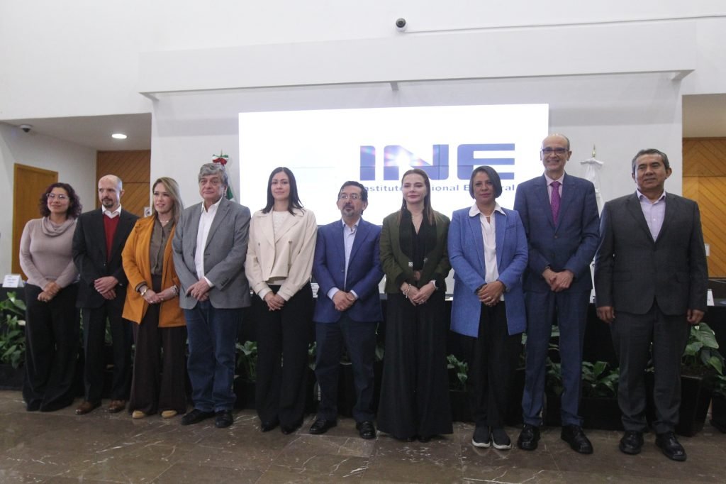 Consejeras y consejeros del INE en conferencia de prensa el 27 de octubre de 2026