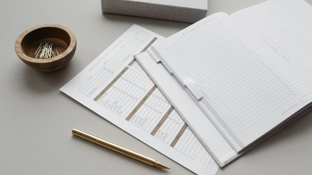 Papeles organizados, pluma y clips en un escritorio, fotografía ilustrativa sobre presentación de escritos judiciales. No representa un buzón del Poder Judicial. Foto: NORTHFOLK / Unsplash.