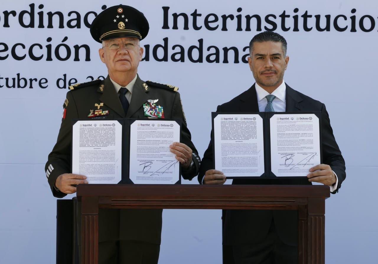 Firma del convenio de coordinación de inteligencia entre Defensa y SSPC