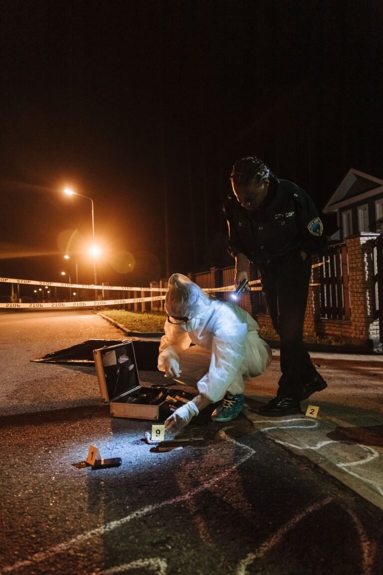 Agentes investigan una escena de noche; imagen ilustrativa de Pexels, no corresponde a la detención de Feliciano N