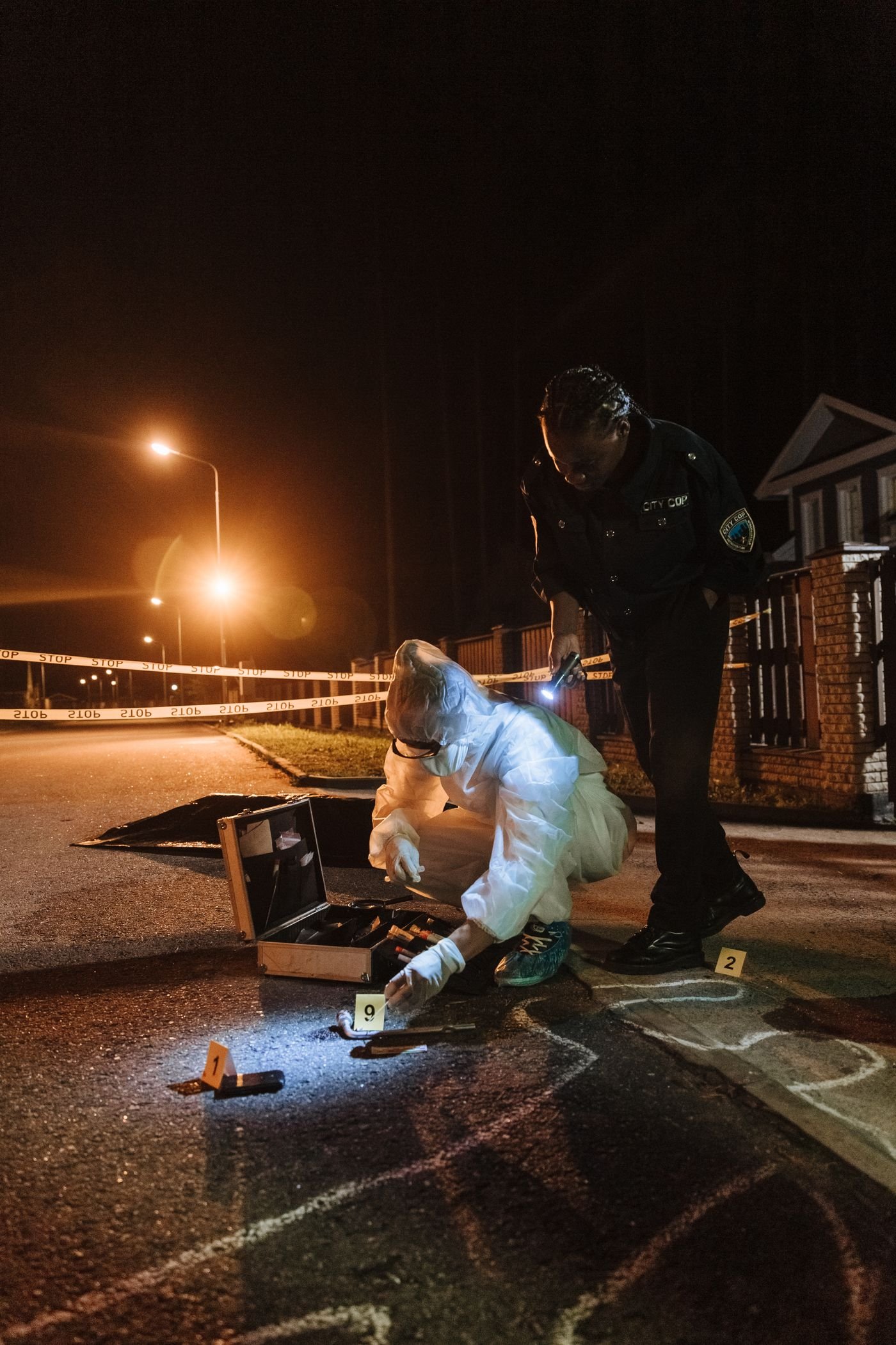 Agentes investigan una escena de noche; imagen ilustrativa de Pexels, no corresponde a la detención de Feliciano N