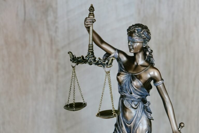 Estatua de la Justicia y elementos jurídicos, imagen ilustrativa
