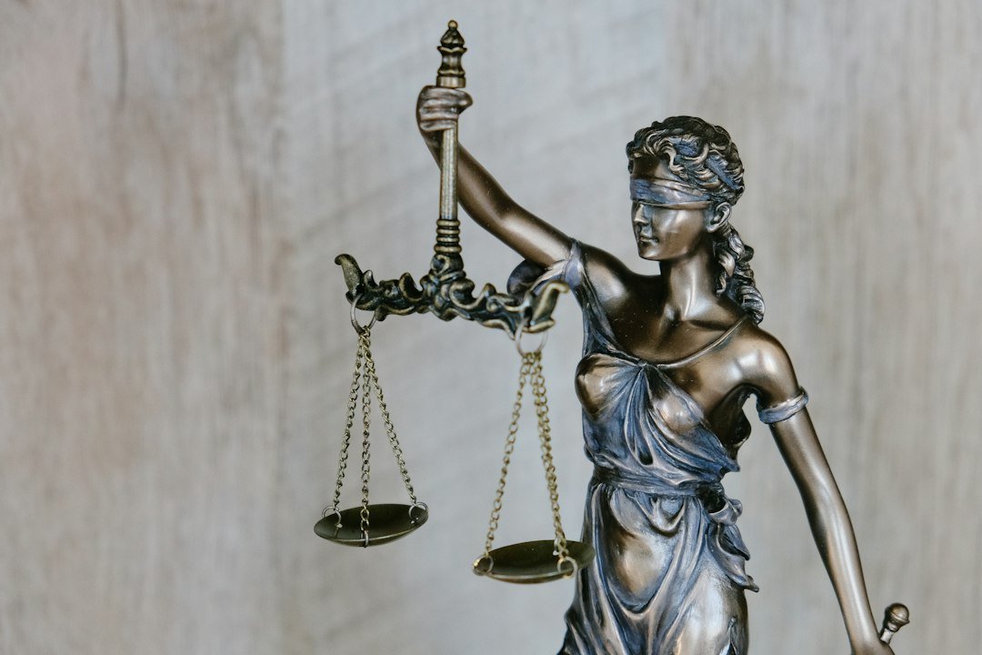 Estatua de la Justicia y elementos jurídicos, imagen ilustrativa