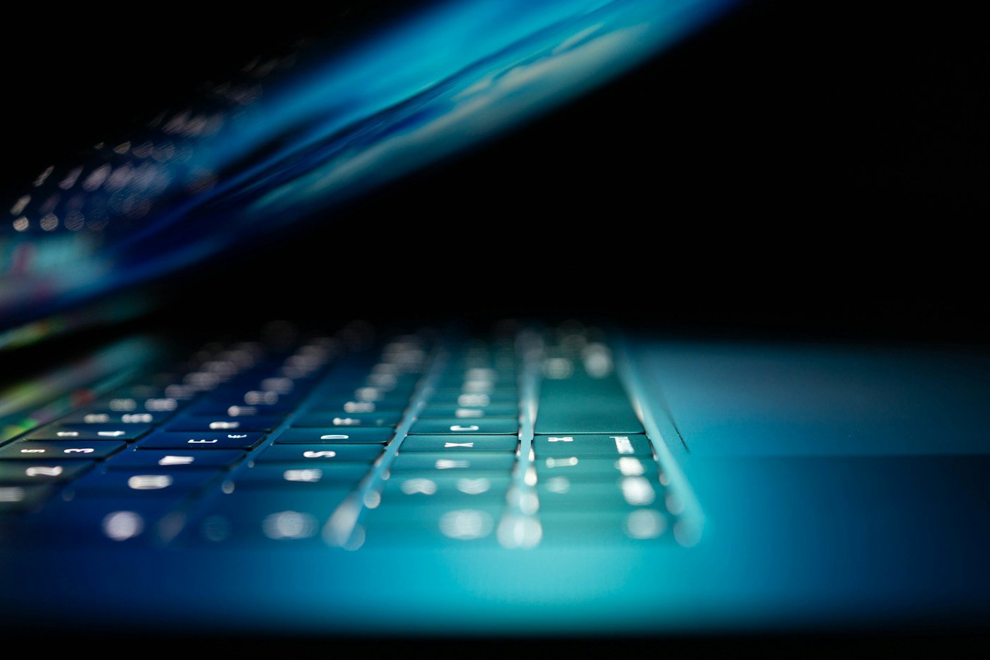 Computadora y seguridad digital, imagen ilustrativa sobre privacidad