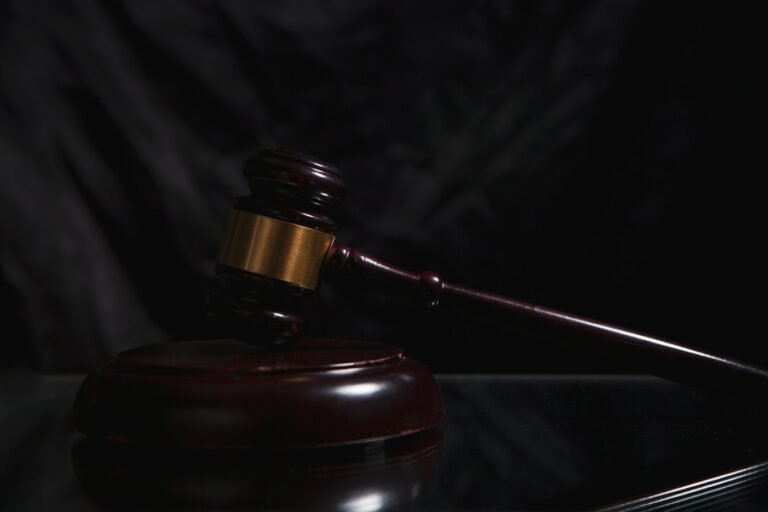 Mazo judicial sobre fondo oscuro, imagen ilustrativa de vigilancia y disciplina judicial