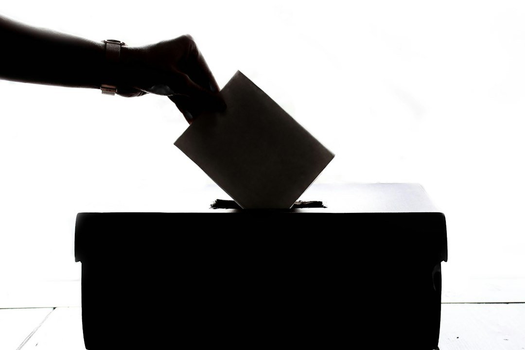 Persona deposita su voto en una urna, fotografía ilustrativa no correspondiente a un proceso electoral mexicano. Imagen: Element5 Digital / Unsplash.